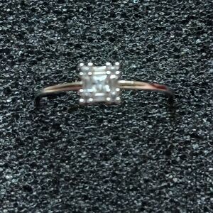 Sophisticated Silver Ring with Clear Gemstone